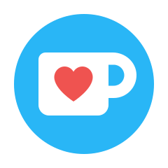 Tasse mit Herzsymbol vor einem blauen Hintergrund.